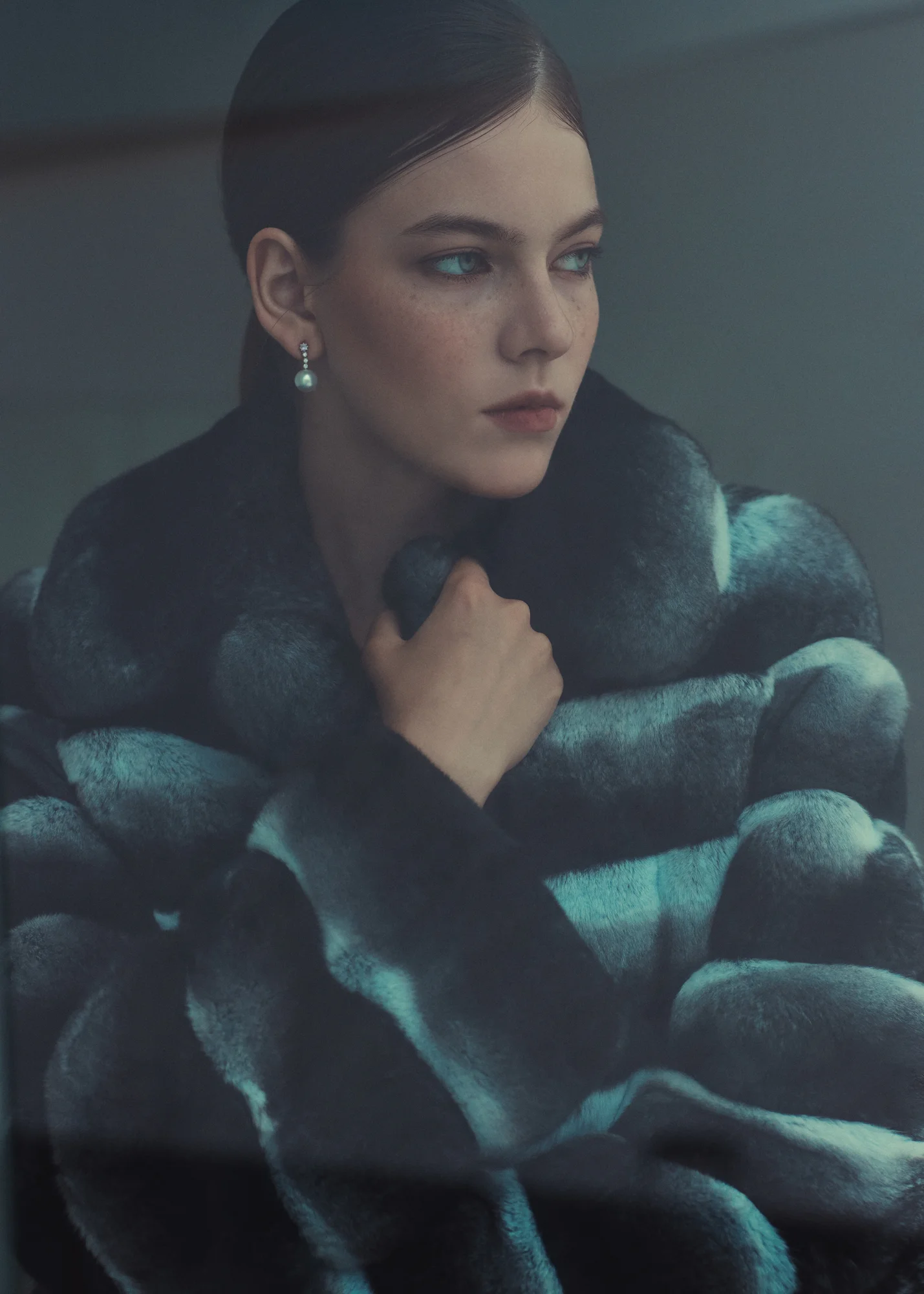 진도모피 여자 모델 창가에서 하늘을 바라보고있다